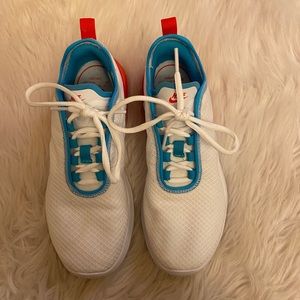 red white and blue nike air max motion